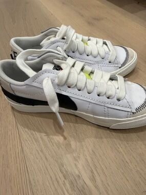 Nike Blazer Low '77 Jumbo
Women's Shoes White Sneakers
Black Sail Swoosh